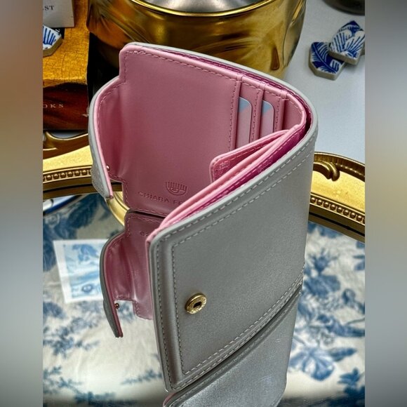 🆕 CHIARA FERRAGNI 🧿 BNIB Range A Eyelike Bifold Wallet, Grey - Picture 12 of 16